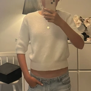 Vit stickad tröja från Zara - Vit stickad tröja från Zara. Modellen är croppad och har trekvartsärm, vilket ger en chill och modern vibe. Mjuk och skön kvalitet som passar perfekt till jeans eller shorts. Enkel och stilren design utan mönster. Pris går att diskutera 🌸💞