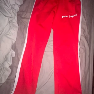 Palm Angels byxor - Röda Palm Angeles byxor i storlek S/M