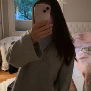 Superfin grå stickad tröja - Supermysig grå stickad tröja från Gina Tricot, aldrig använd och inte alls nopprig (se sista bild). Perfekt till hösten och vintern! Nypris: 399 ❣️