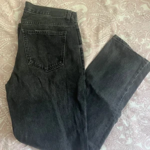 Svarta Low straight jeans  - Svarta Low straight jeans från Gina. Använda men i bra skick. Storlek 40 men sitter som 38. Frakt tillkommer 