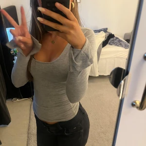 Grå långärmad tröja med slits (gina) - ❤️❤️