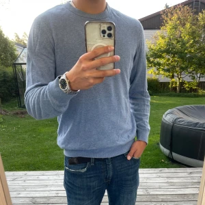 Tröja - | Säljer en fräsch slim fit tröja från H&M | Skick 9/10 då den inte har några skador men är använd | Storlek L | Pris 99 |