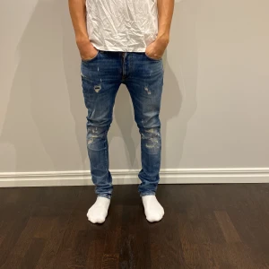 Nudie jeans Lean Dean med slitningar - Riktigt feta nudie jeans model Lean Dean. Storlek 29/30 slim fit. Nypris 1600kr Vårt pris 799kr. Bara skriva ifall ni har några frågor. 