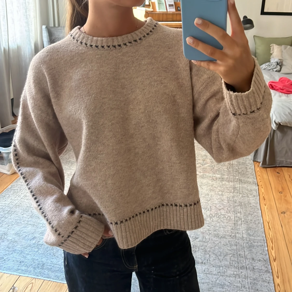 Beige stickad tröja med sömmar