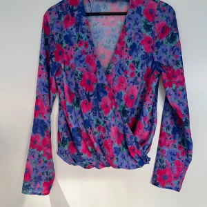 Blus från BikBok - Snygg blus från BikBok. Använd några gånger men säljer eftersom den inte används längre. Super snyggt till kostymbyxor.