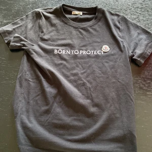 Moncler t shirt  - Riktigt snygg t shirt i storlek xs! Bara använd fåtal gånger, riktigt bra skick också finns inga konstigheter så att säga. Skriv vid minsta funderingar.