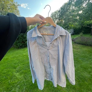 Randig skjorta från Zara i bomull - Snygg skjorta från Zara, använd en gång typ💕storlek L