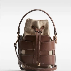 H&M bucket väska - Super snygg väska från H&M, knappast använd! Helt slutsålt 