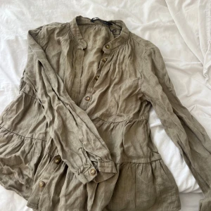 Grön blus  - Jättefin blus från Zara, inte superbra bilder men jag kan skicka bilder hur den sitter på om någon skulle vilja! 