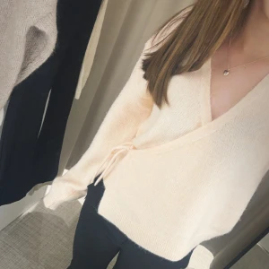 Rosa stickad tröja/kofta - Ljusrosa/beige stickad tröja, använt max 2 gånger, är som helt ny💓