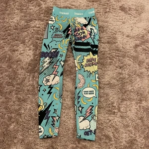 Två par Stronger tights  - Båda tightsen är i bra skick, finns tecken på användning men inget märkvärdigt. Båda byxorna är i storlek S och inte använda speciellt mycket.