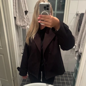 Svart skepparkavaj med stora slag - Säljer min svarta korta kappa i storleken 170 från Gina tricot. Saknar dock en knapp på armen men annars i fint skick