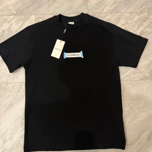 CP Company tröja - C.P. Company Tröja – Svart 👕 Storlek: M (justera vid behov) ✨ Skick: 10/10 – i nyskick 🖤 Färg: Svart 💎 Märke: C.P. Company – italiensk funktion möter urban stil