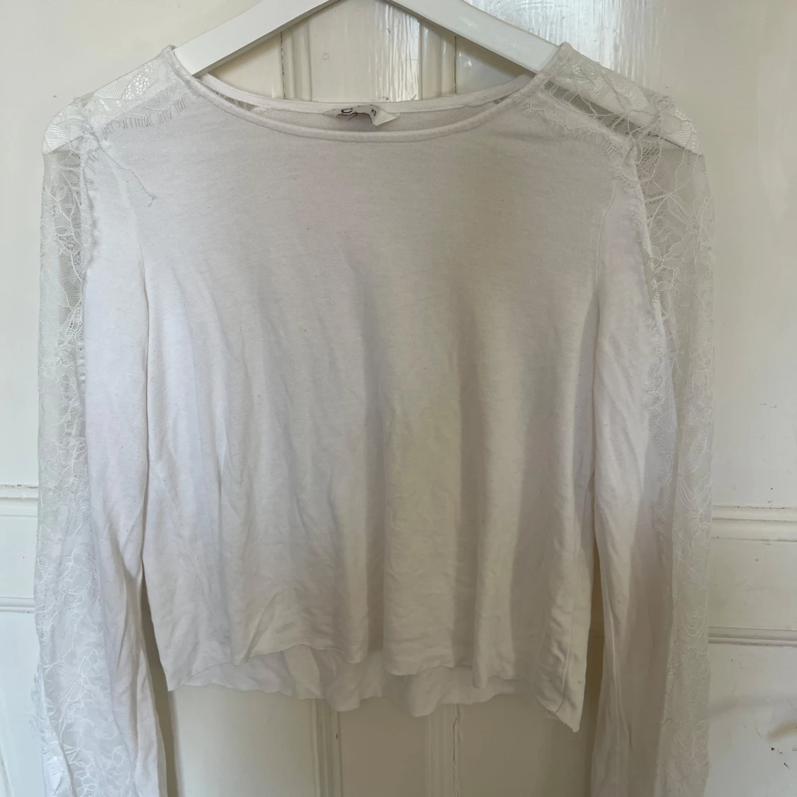 Vit croppad topp med spetsärmar - 2
