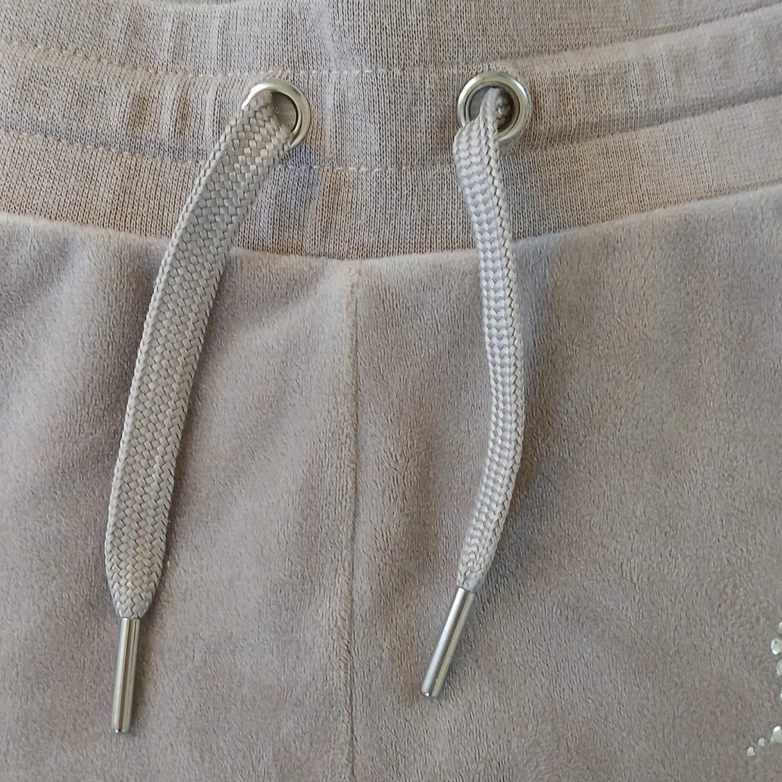 Beige mjukisbyxor från Lindex lågmidjade  - 1