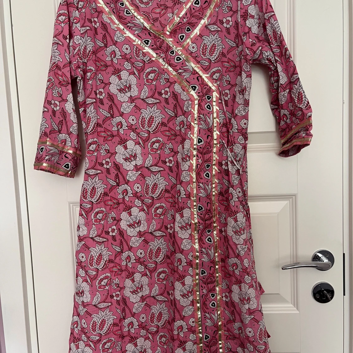 Rosa blommig omlottklänning Glam Roots