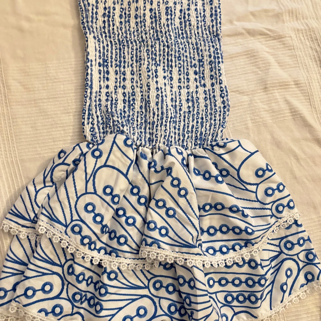 Vit och blå kortklänning med spets