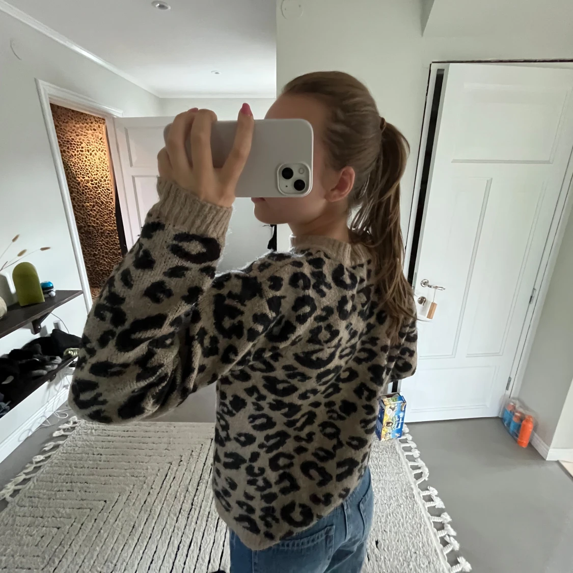 Beige leopardmönstrad stickad tröja - 1