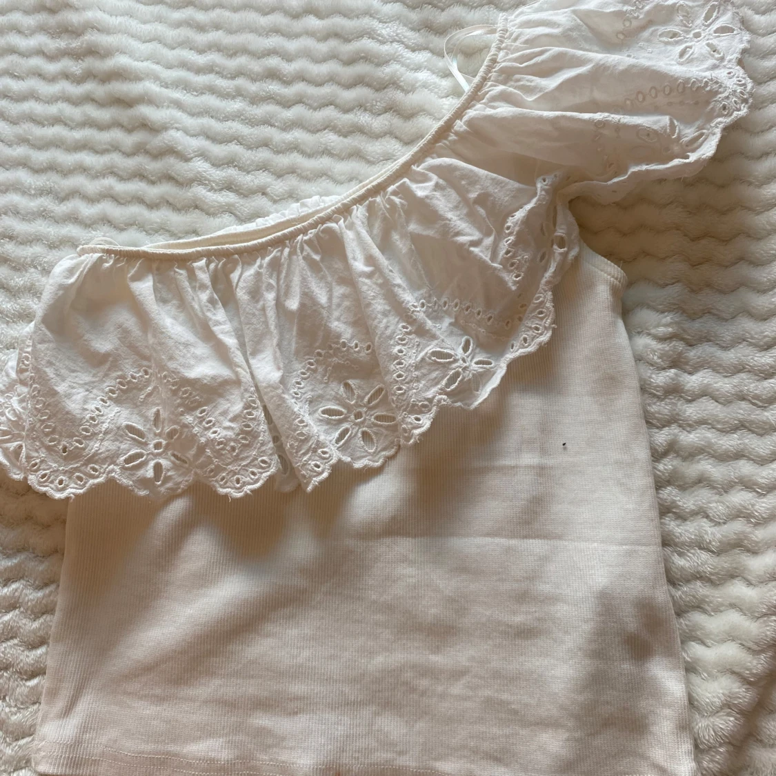 Vit oneshoulder topp med volang - 1