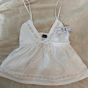 Vit linnetopp från Gina Tricot - Supersöt vit linnetopp från Gina Tricot, helt ny💕