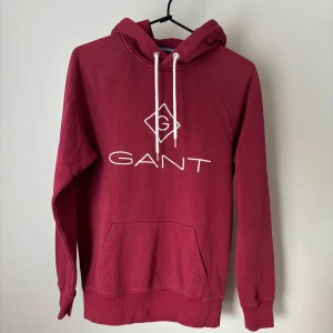 Vinröd hoodie från GANT med logga - Tja! Säljer en vinröd hoodie från GANT. Tröjan är använd men är i gott skick! |Nypris=559| Mitt pris=199