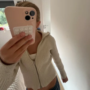 Beige stickad hoodie från Zara - Säljer en beige stickad hoodie från Zara med ribbad struktur och dragkedja framtill. Passar dig som vill ha en mysig och snygg tröja till hösten eller vintern.❄️🍁(priset kan diskuteras)