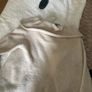 Stickad tröja  - Nästan aldrig använd för stor för mig i storlek M nypris 600kr  