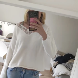 Stickad tröja med spets - Vit stickad tröja med spets kant. Använd ett fåtal gånger och har inga difekter. Är i storlek M men passar S då den är liten i storleken.