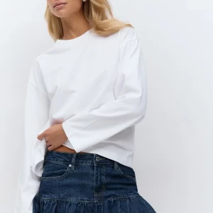 Mörkblå jeanskjol med volang - Supersöt mörkblå jeanskjol med volangkant och klassiska fickor fram. Använd en gång så är i nyskick. Nypris 399kr men helt slutsåld på hemsidan💗