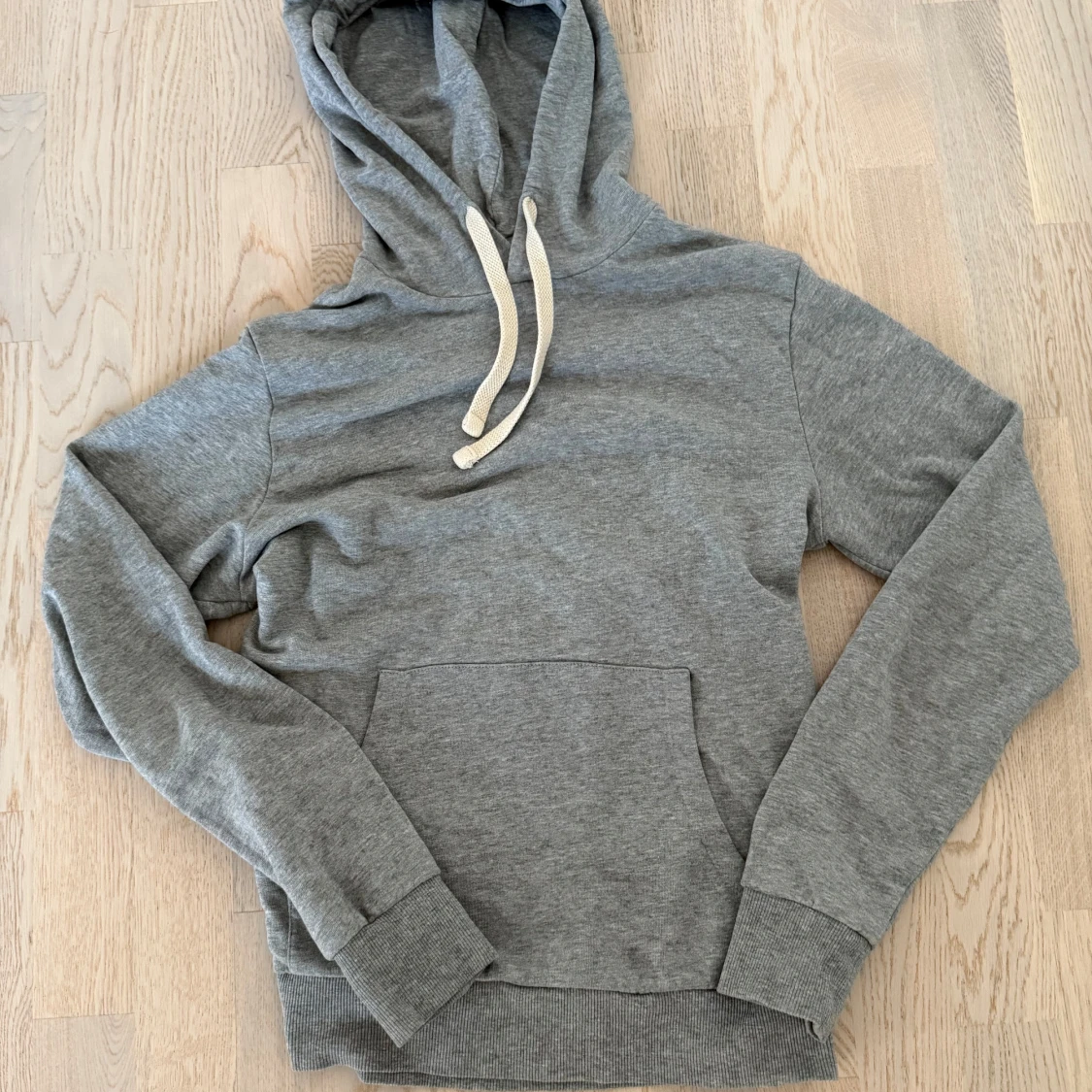 Grå hoodie med snörning från Jack & Jones - 1