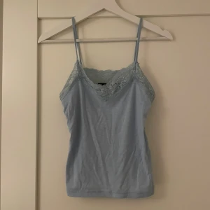 Linne - Ljusblått/Turkost linne från Bik Bok i storlek XS. Linnet är lite nopprigt