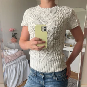 Kabelstickad tröja från South - Supersöt vit kabelstickad tröja från South. I mycket bra skick, tveka inte om frågor💗💗💗
