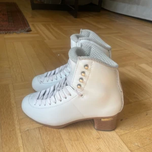 Jackson Ultima Debut skridskor - Jackson Ultima konståkningsskridskor modell Debut i strl  232mm. Endast använda i ca 6 månader så de är i superbra skick. Det är vaxade skridskosnören på som gör att det blir lättare att knyta. Nypris 3995kr. 