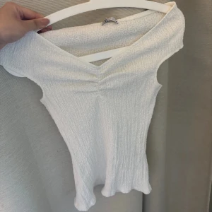 Zara topp  - Vit super söt off shoulder topp från Zara! Perfekt till sen sommaren o skolstart😊 ser oanvänd ut!