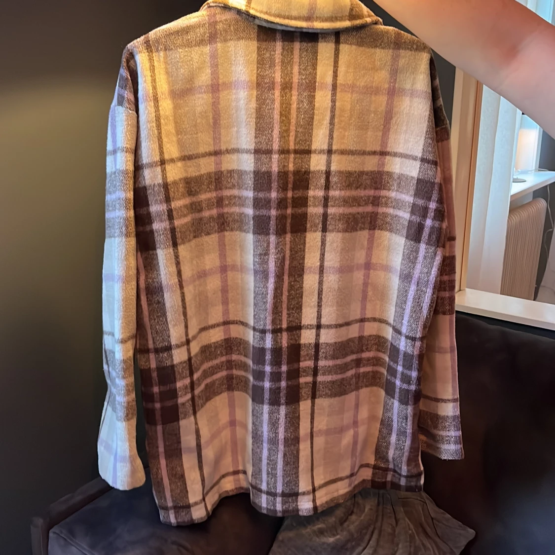 Rutig overshirt i beige och brunt - 1