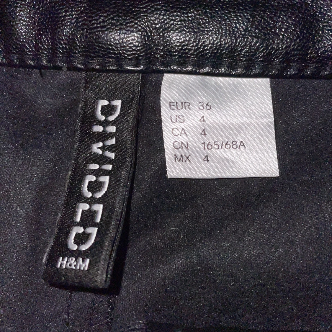 Svarta skinnshorts från H&M Divided - 2