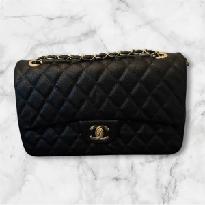 Chanel svart  - Säljer dessa fina Chanel-väskor. De är mellanstora och kan bäras antingen på axeln eller i handen.