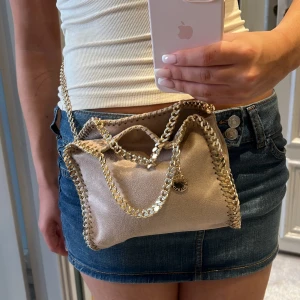 Stella McCartney väska  - HAR EJ KVITTO!!!!!💕Supersnygg beige axelväska från Stella McCartney med guldfärgade kedjor och detaljer. Dustbag och lappar ingår! Skriv för fler bilder/frågor!