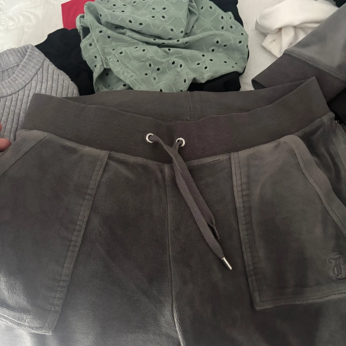 Grå fleecejacka med huva och dragkedja - 2