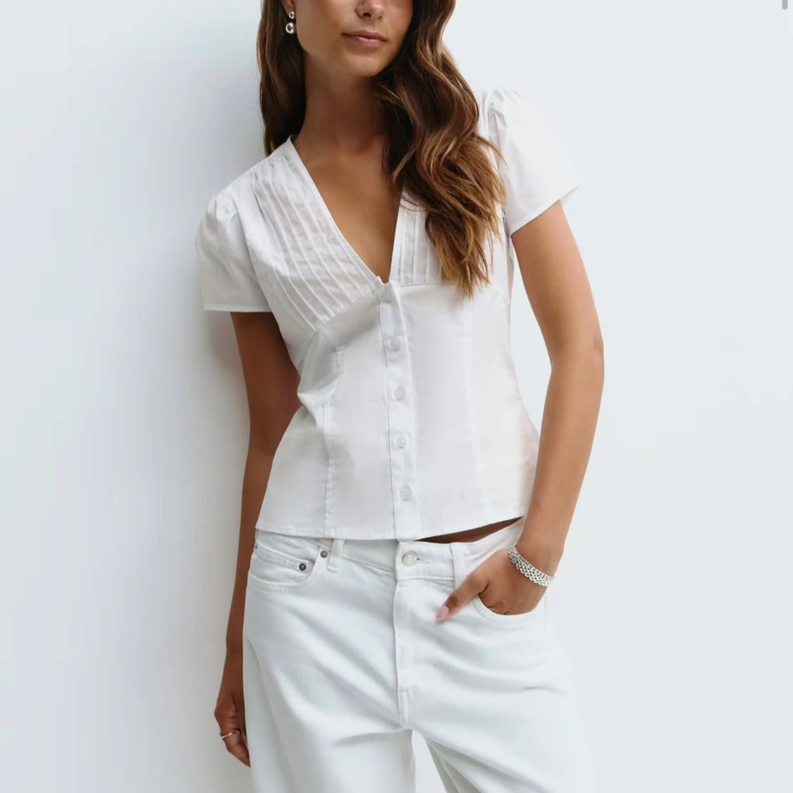 SÖKER!!!!Vit blus med v-ringning och knappar