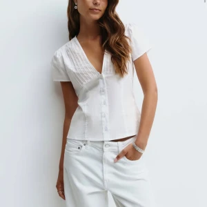 SÖKER!!!!Vit blus med v-ringning och knappar - Storlek xs / s