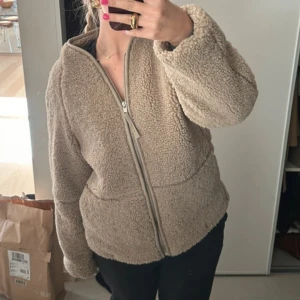 Teddy jacka HM - Säljer denna snygga teddyjacka från HM. Sparsamt använd.