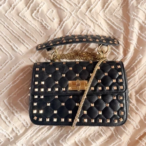 valentino likande väska  - jätte snygg väska som liknar den från valentino