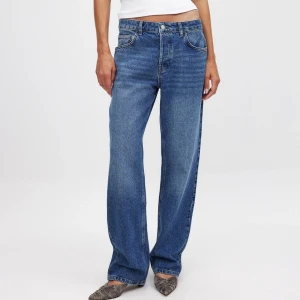 Blå raka jeans med hög midja - Helt nya jeans ifrån nakd i storlek 36. Bra i längden på mig som är 174💕