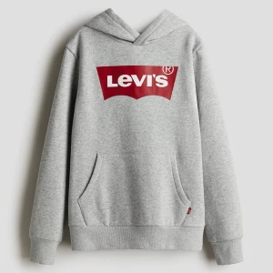 Levi's® hoodie (grå) - Snygg grå hoodie från Levi's med stor röd logga framtill. Klassisk känguruficka och huva, perfekt för chill dagar. Mjuk bomullsblandning som känns skön mot huden. Passar dig som gillar streetwear och enkel stil.