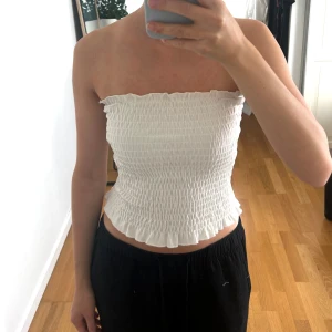 Vit tubtopp - Vit tubtopp från Gina Tricot. Storlek M men skulle säga att den passar allt ifrån XS-M eftersom den är i resår (jag själv är en xs-s)