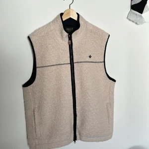 Morris fleece väst - Säljer min väst som jag inte använder så mycket som jag trodde jag skulle göra när jag köpte den i höstas. Västen är i nyskick och är knappt använd!      -Nypris 1800kr