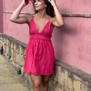 Rosa klänning från zara - Jättefin rosa klänning från Zara som inte finns att köpa längre, storlek M men skulle säga att den passar S också💗