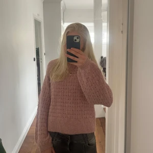 Söt rosa stickad tröja💗🌸 - Endast använd fåtal gånger och i bra skick. I storlek XS men passar även mig som har storlek S💞Skriv om ni undrar något❣️