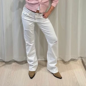 vita jeans  - Vita jeans från gina young. De är helt nya så inga defekter dvs fläckar eller hål. har knappat på fickorna och snygga små hål på knäna ❤️